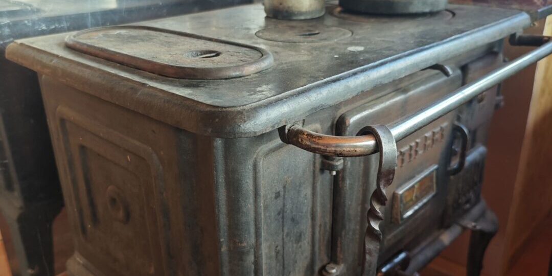Cocina a leña encendida, símbolo de la vida rural patagónica y de los encuentros en los días de campo.