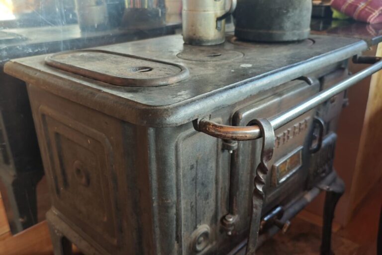 Cocina a leña encendida, símbolo de la vida rural patagónica y de los encuentros en los días de campo.