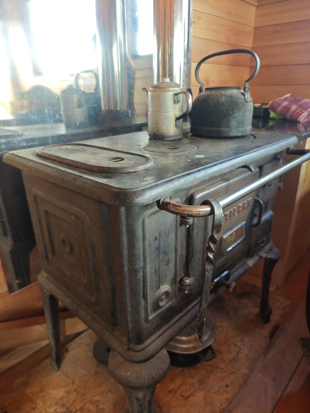 Cocina a leña encendida, símbolo de la vida rural patagónica y de los encuentros en los días de campo.